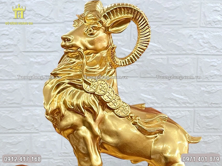 Con dê được đúc trong tư thế ngẩng cao đầu